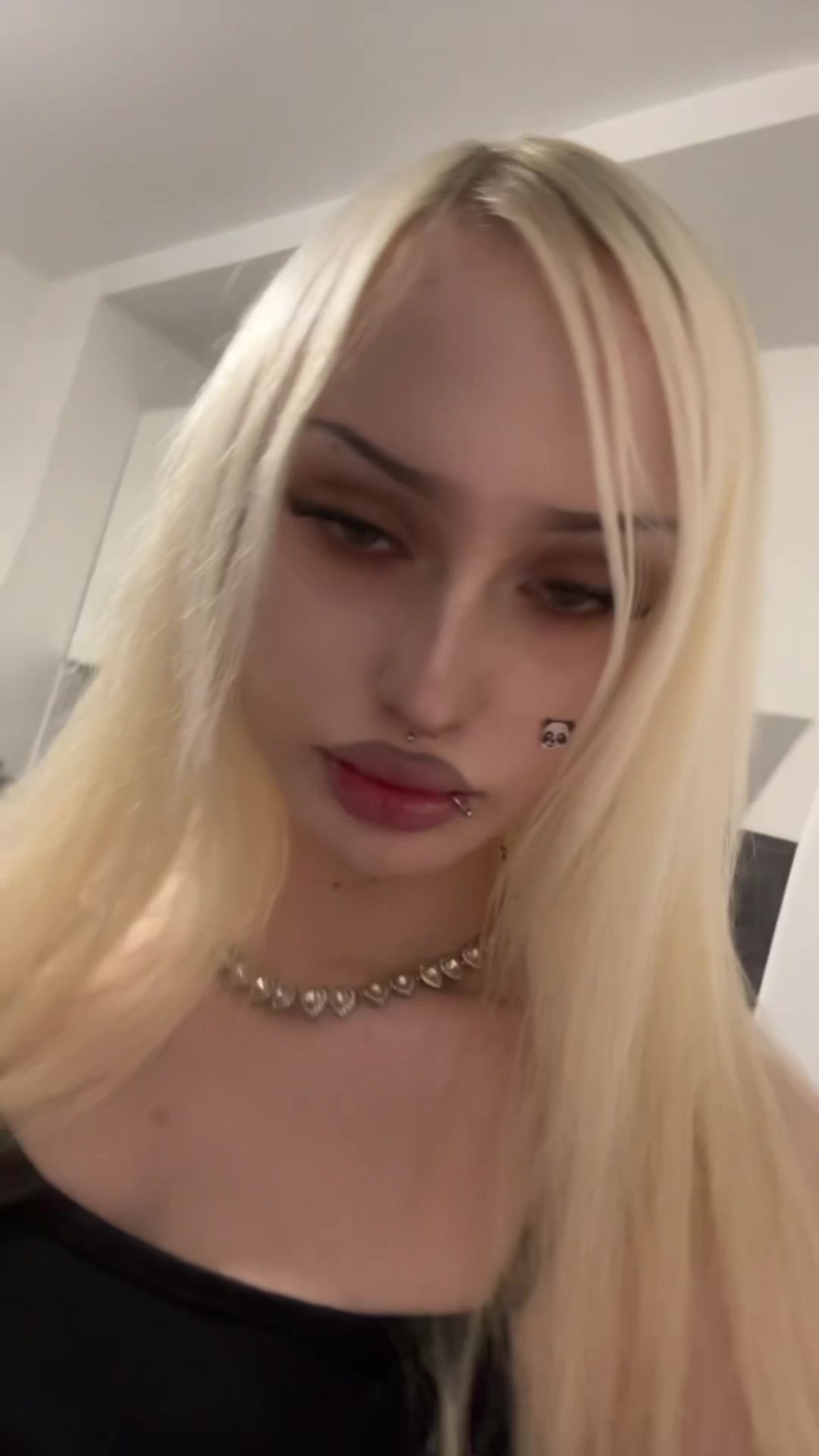 @🙎🏼&zwj;♀️