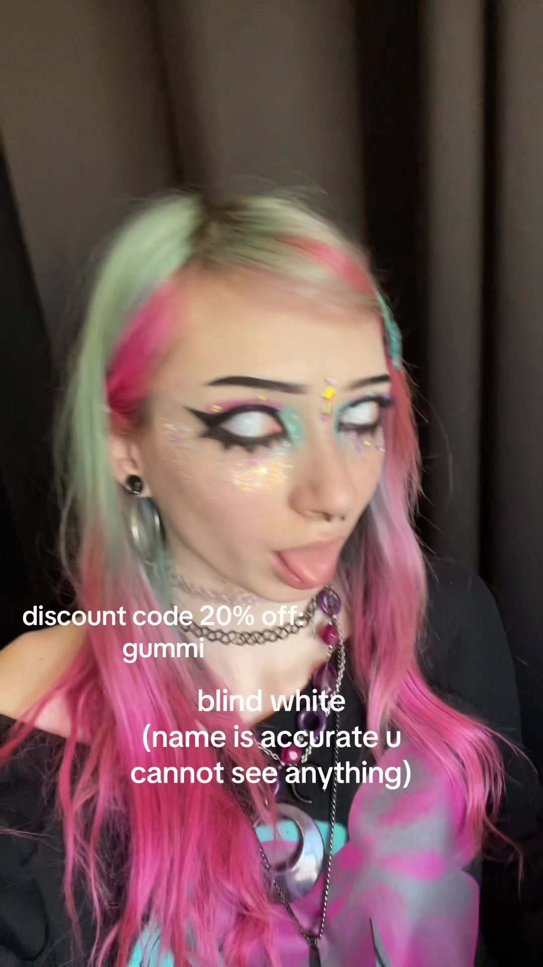@Weird chick wit pink hair