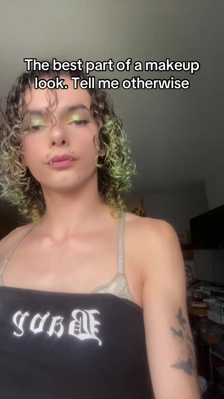 @shes_licking_thewall