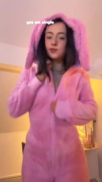 @lillyabella