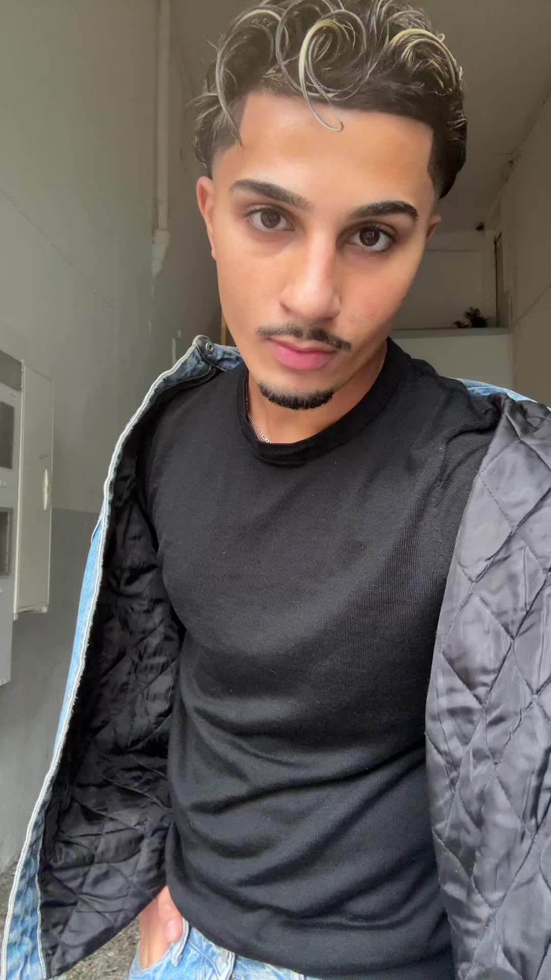 @Husseinoo