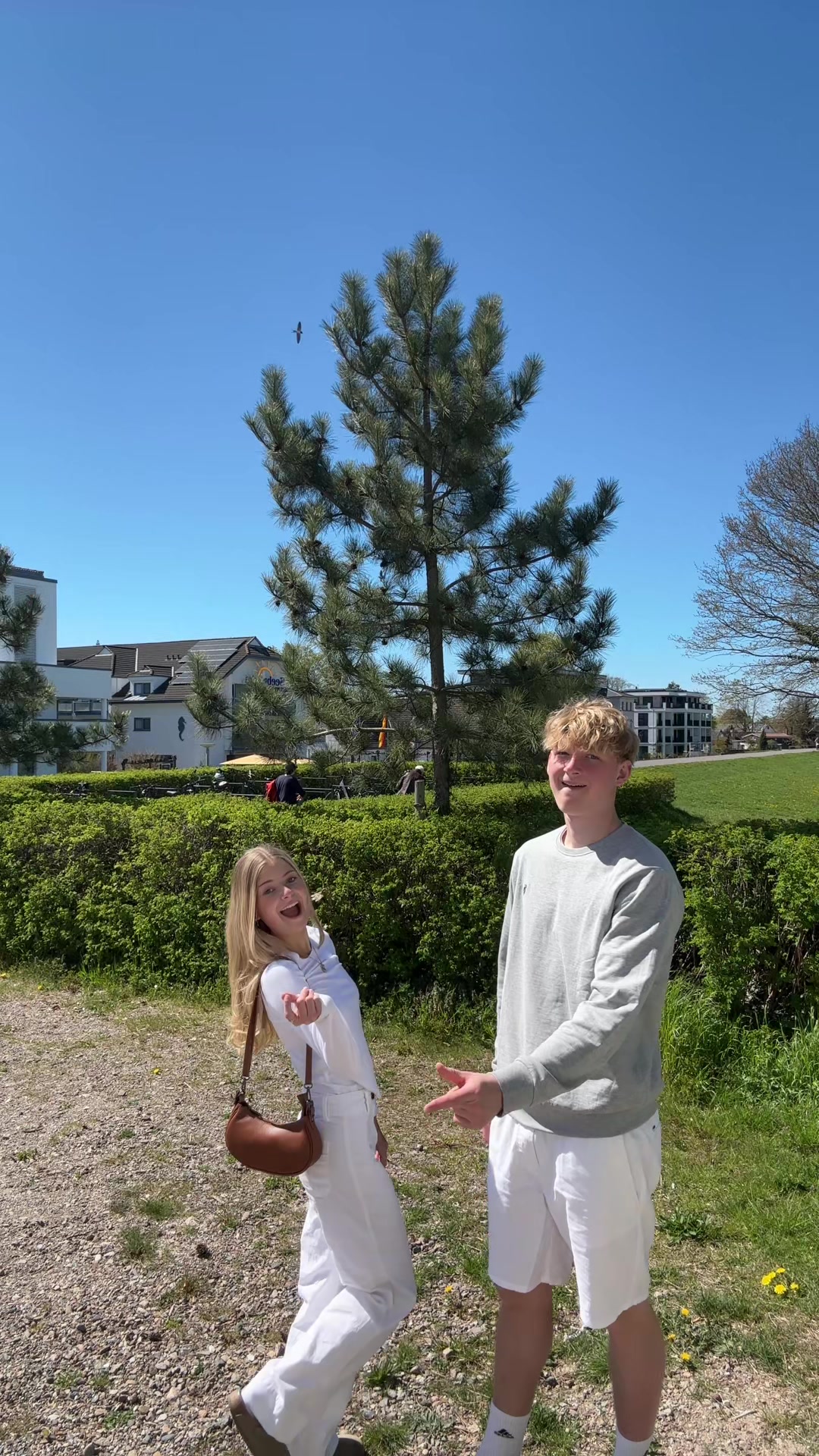@👰🏼♂️🤵🏼♀️