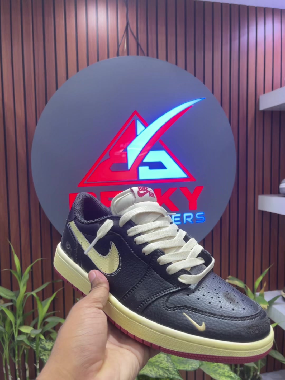 @Chitwan Becky Sneakers