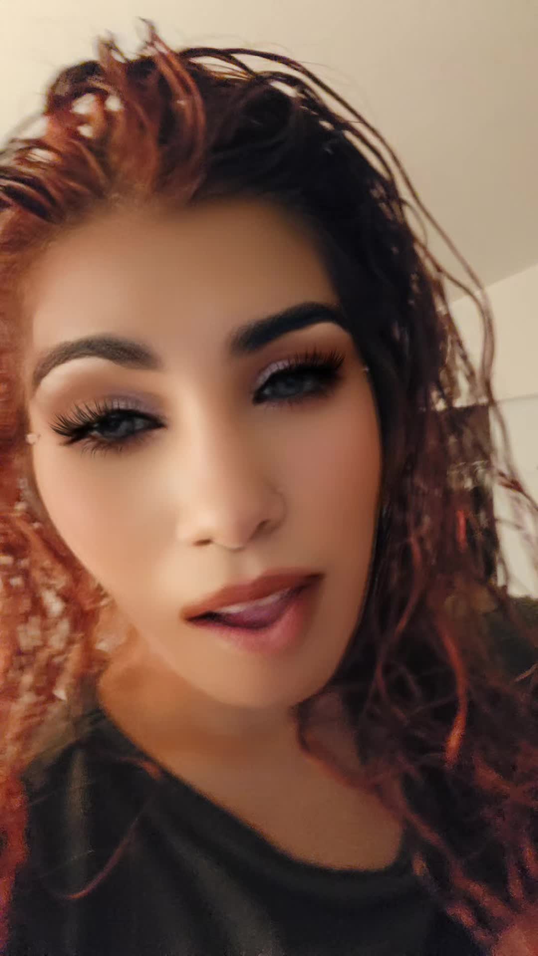 @Hon3yB33