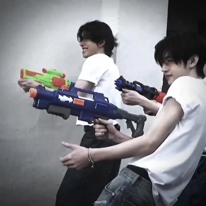 @Emma⁷ [Song Kang's ass cheeks]