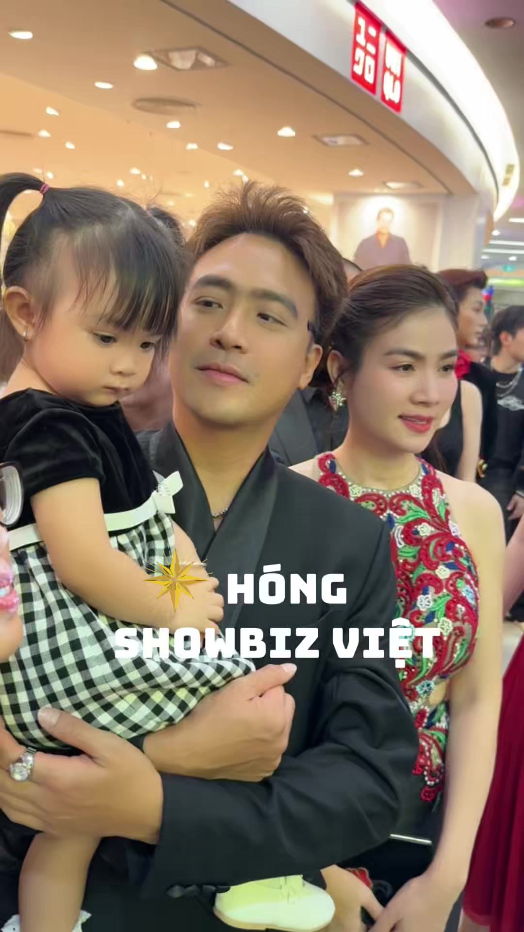 @H&oacute;ng Showbiz Việt