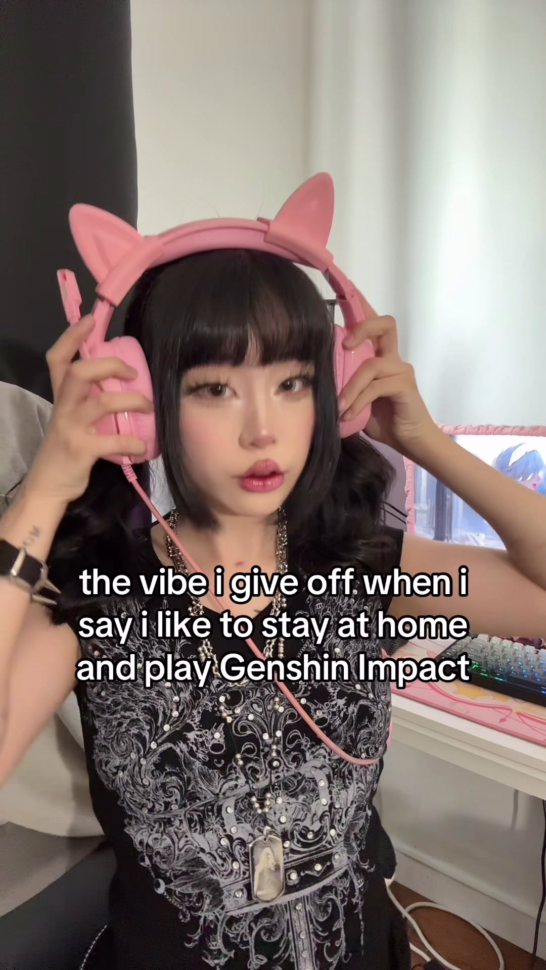 @>_<