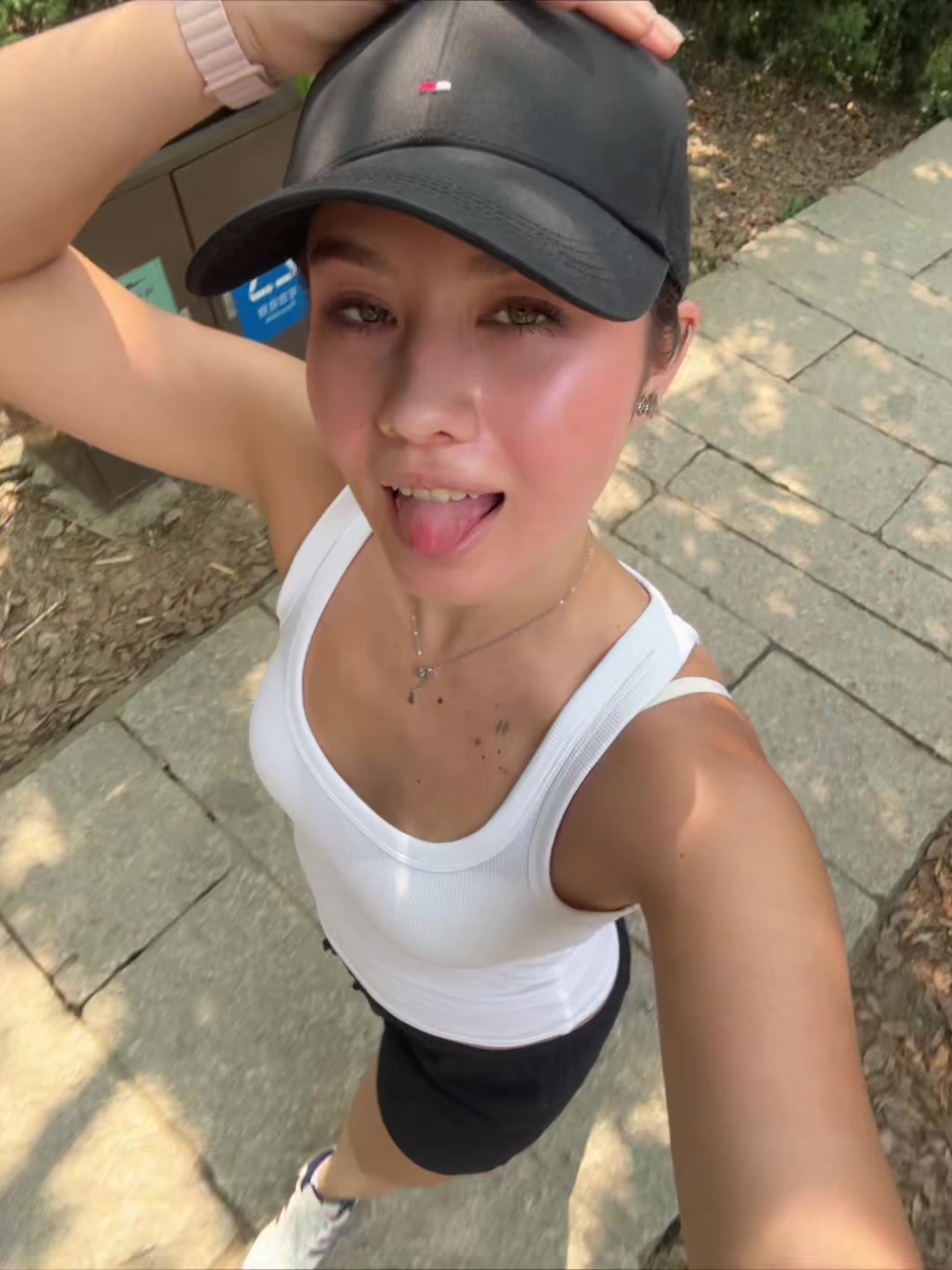 @•