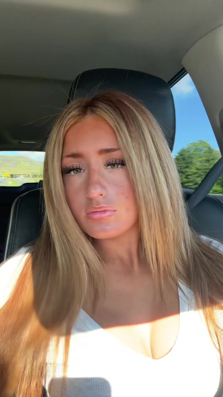 @miaelovecky