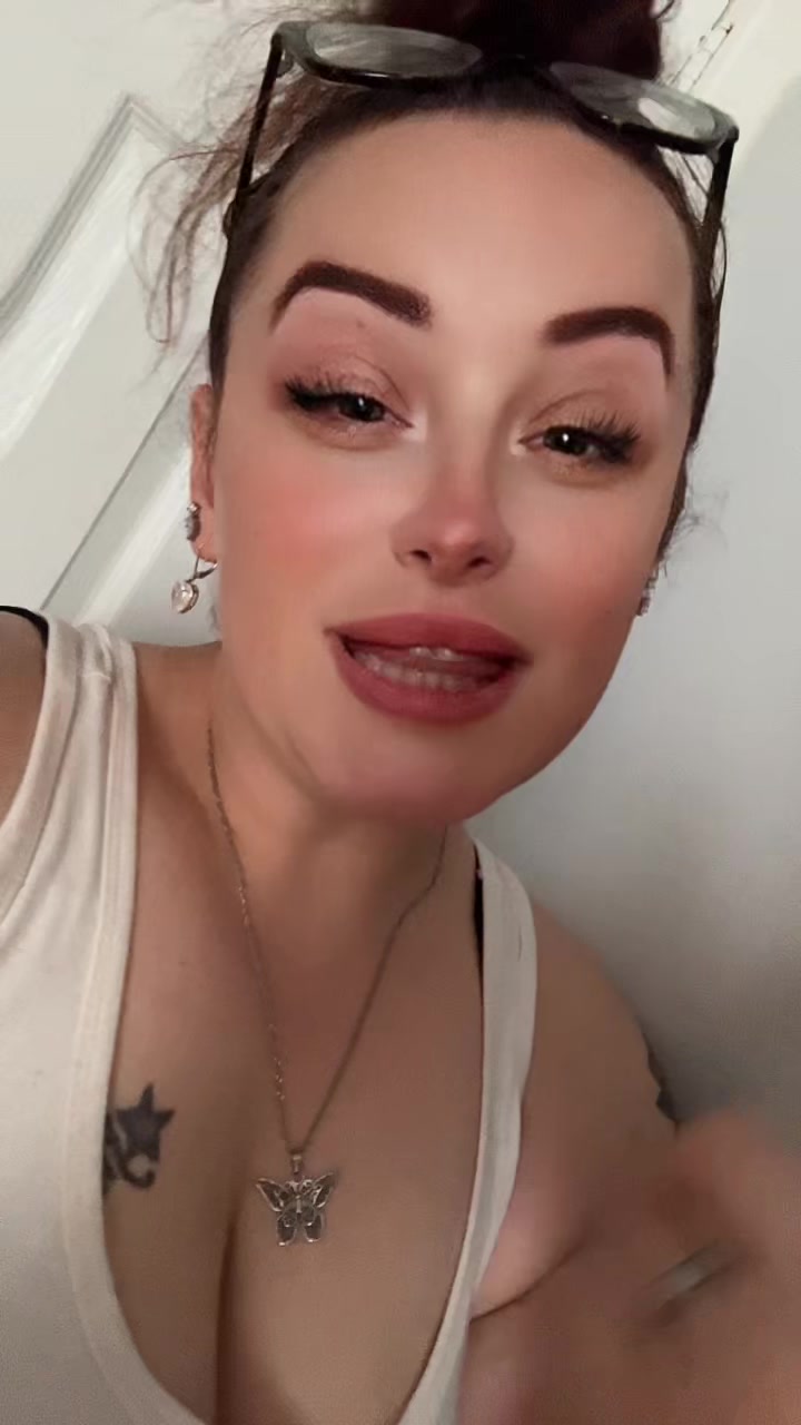 @JustASmallTownGirl🩷💜
