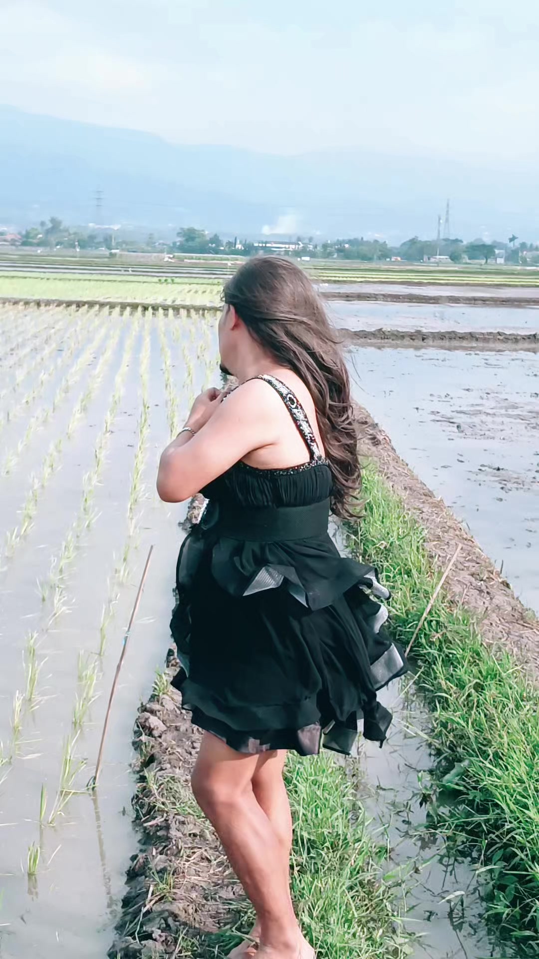 @manda si artis nyebur sawah