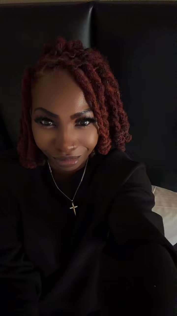 @LaQueenaAntoinette 💚