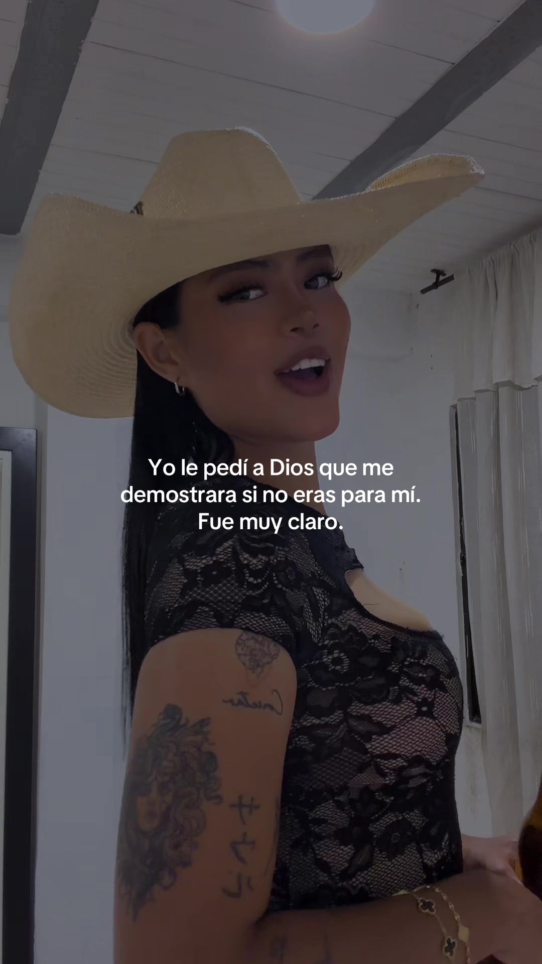 @soyhillary_04