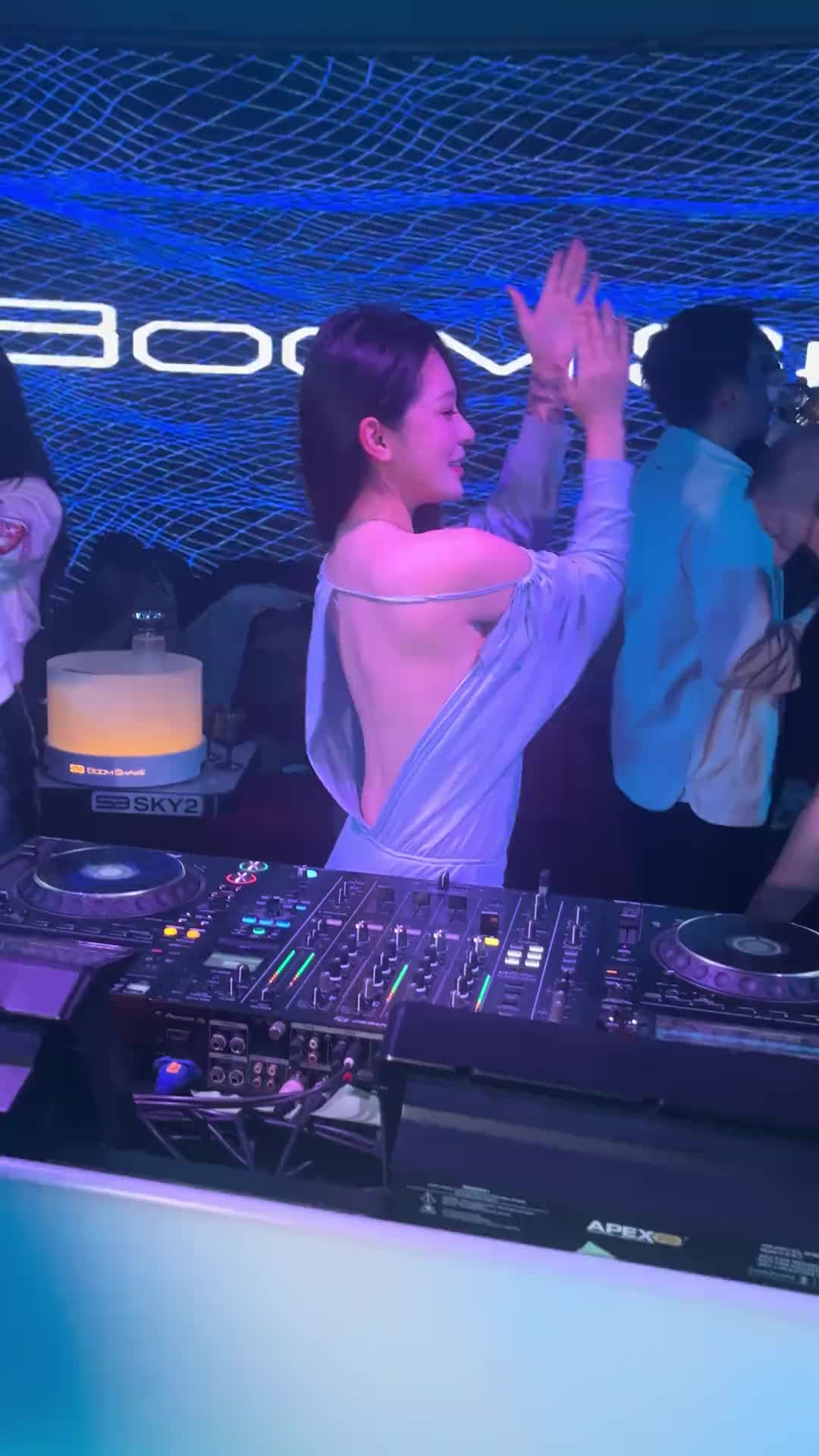 @Xinh đi bar