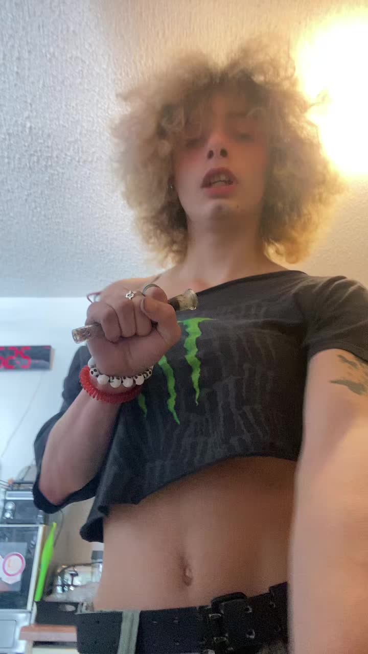 @shes_licking_thewall