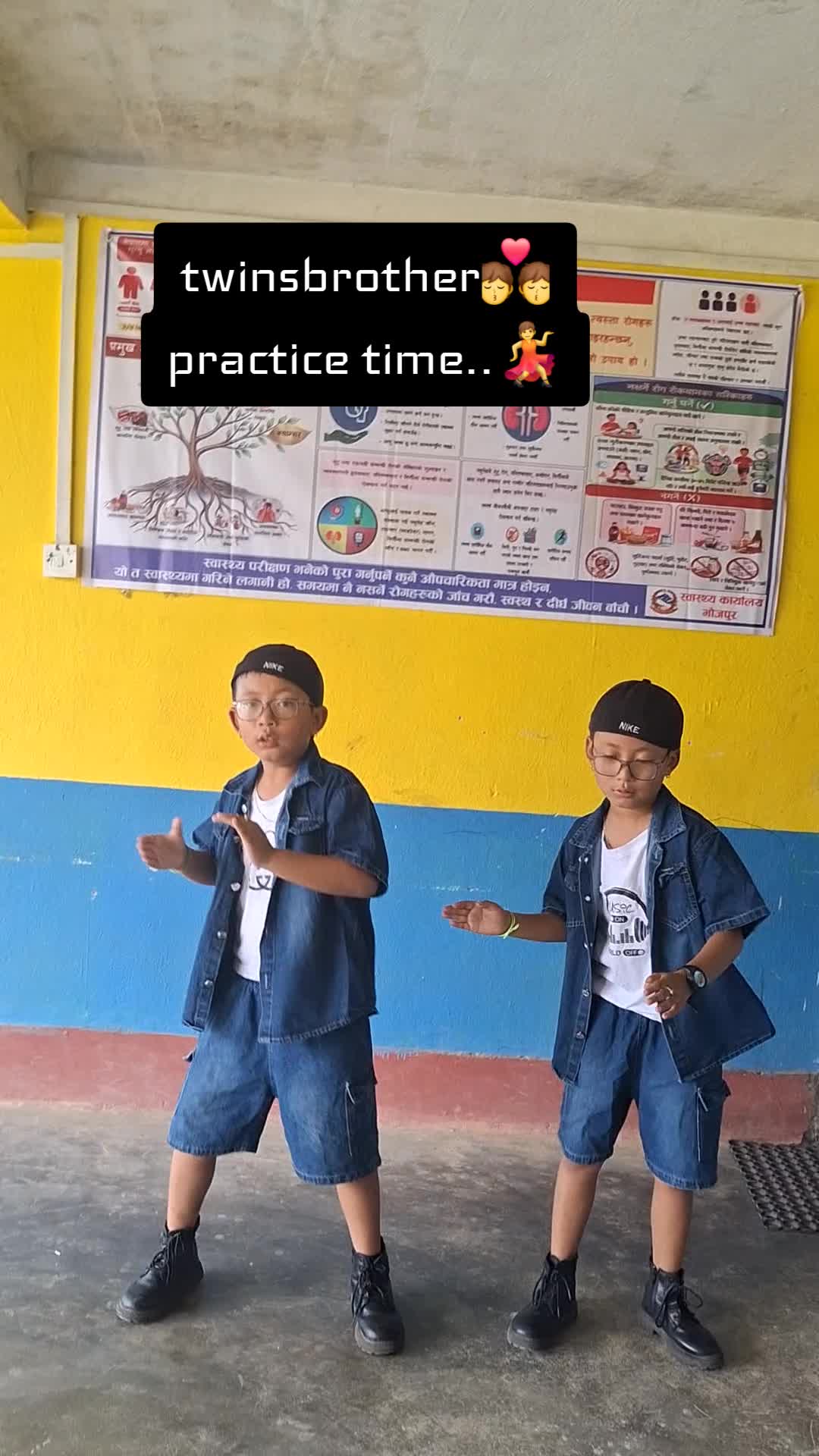 @👀👩&zwj;👦&zwj;👦👀