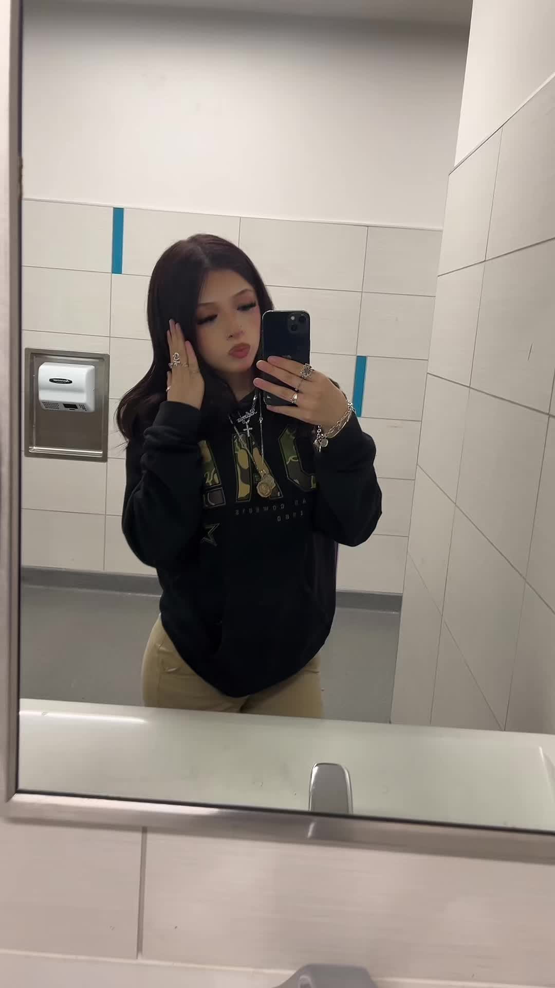 @𝓐𝓷𝓪𝓱𝓲 ♛