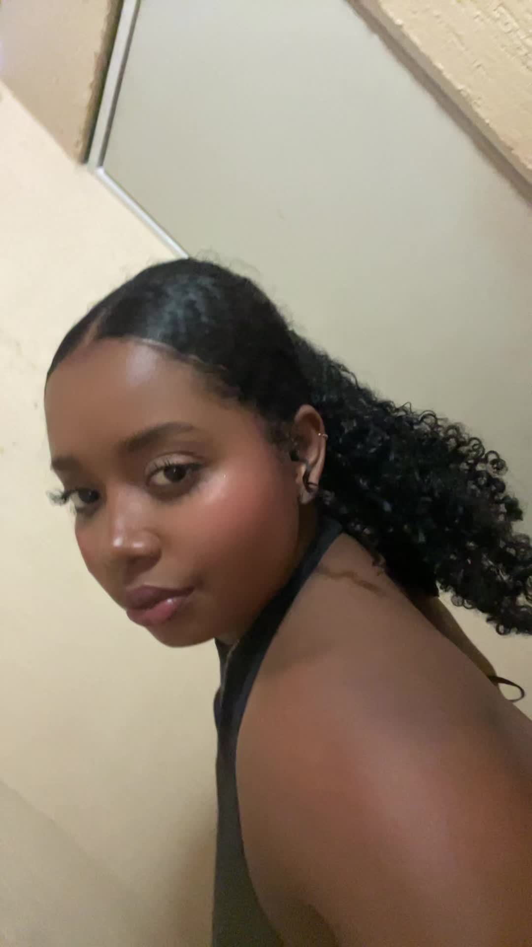 @Yisella