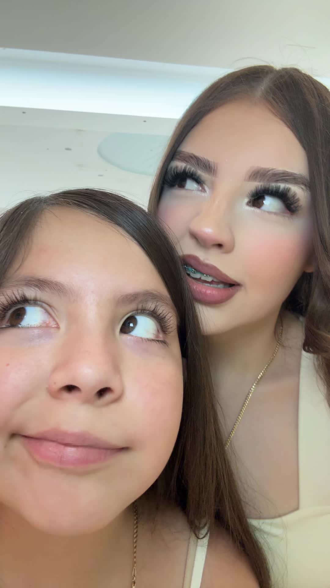 @Deliciaasisters