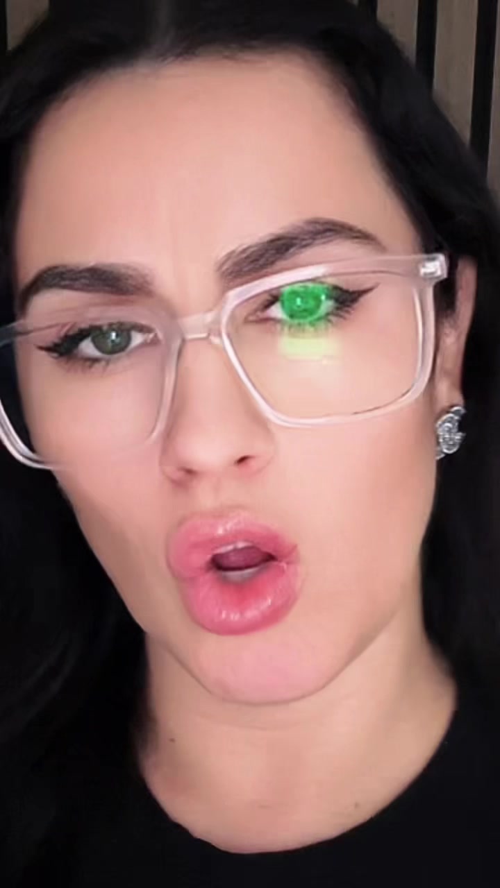 @Claudia 🖤