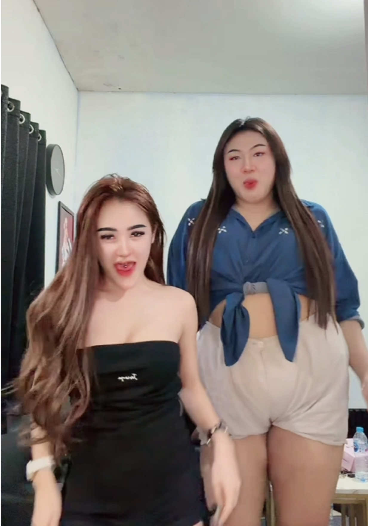 @𝐂𝐇𝐄𝐋𝐋𝐎𝐖💋