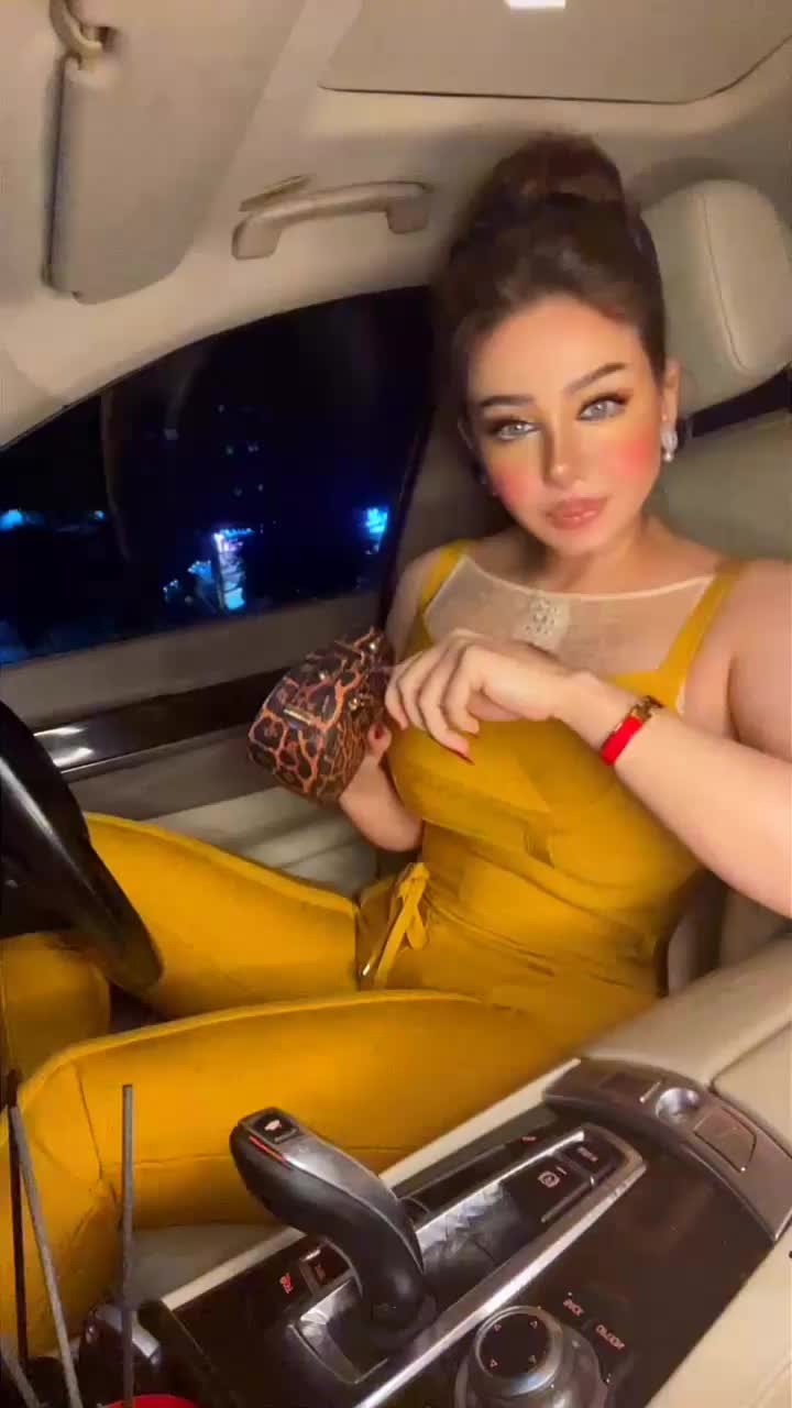 @Lali_influncer