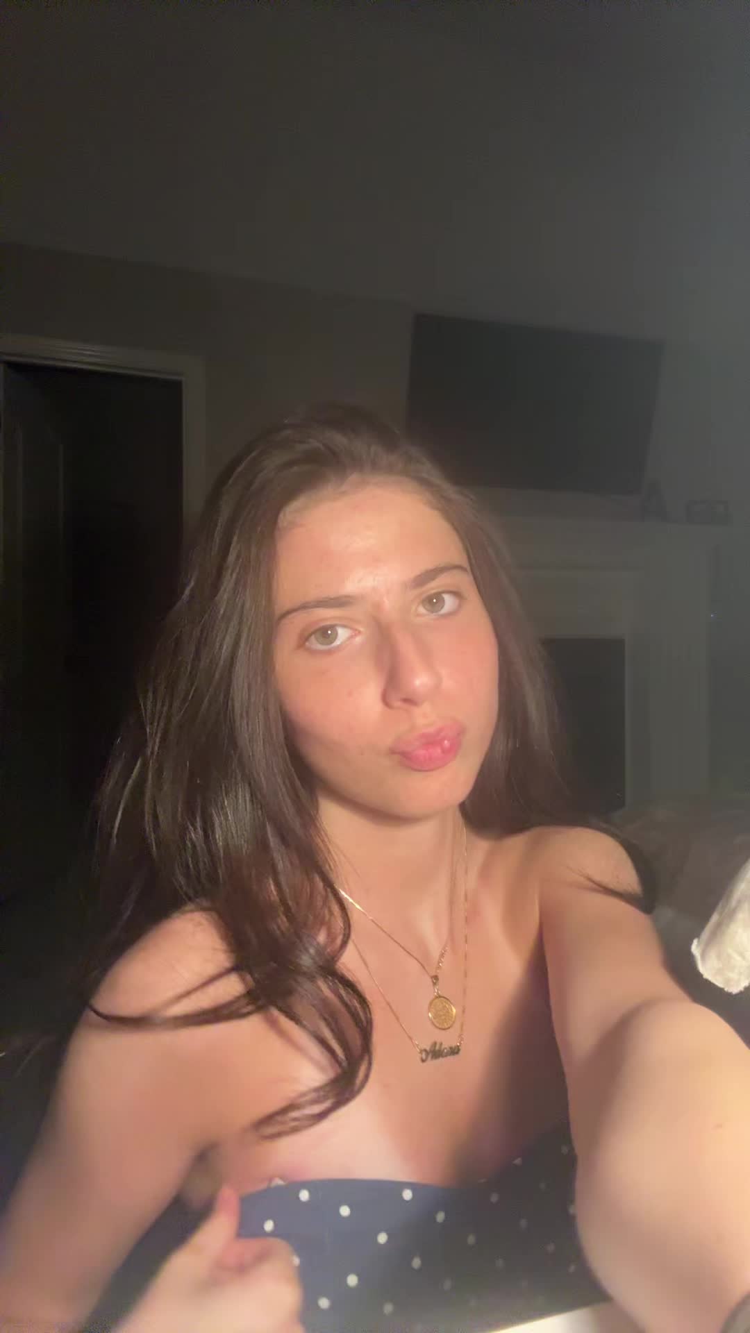 @Adora