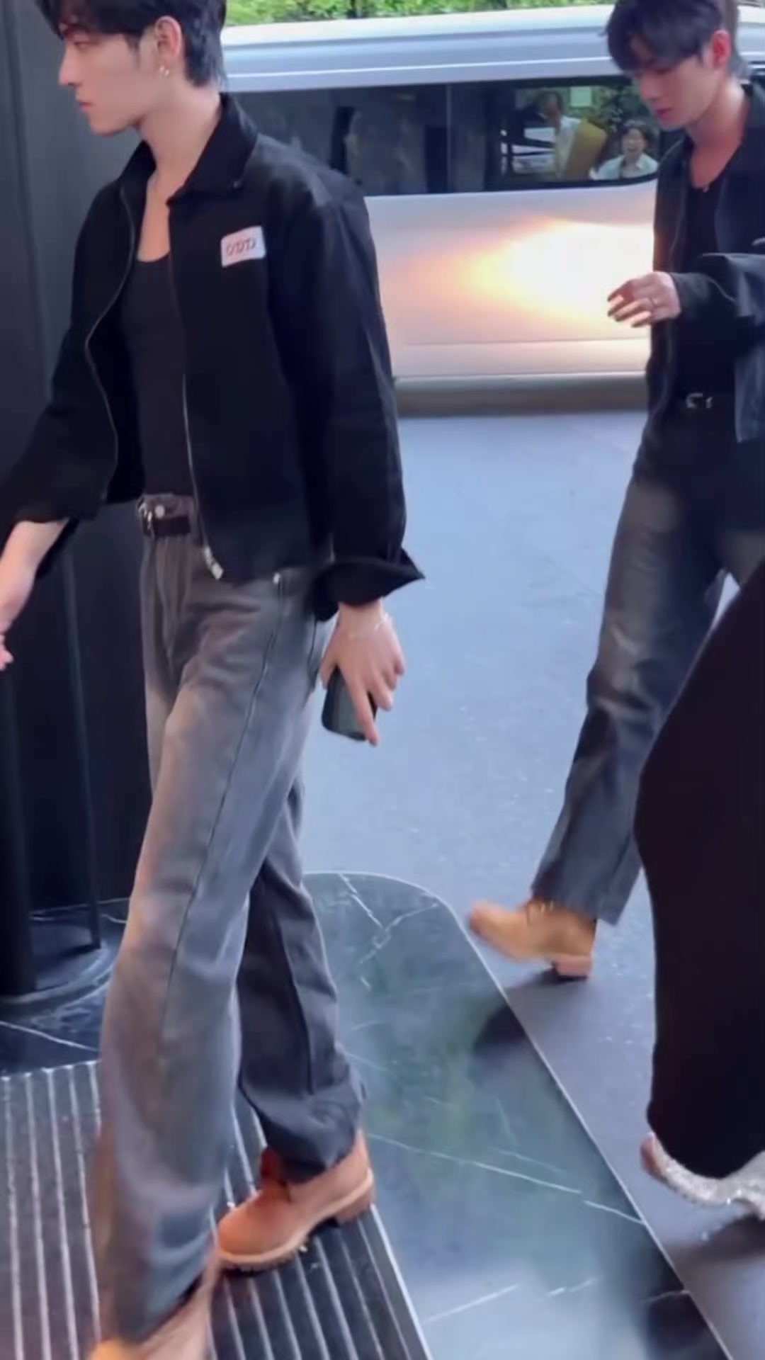 @𝘛𝘩𝘦𝘩𝘰𝘭𝘪𝘤