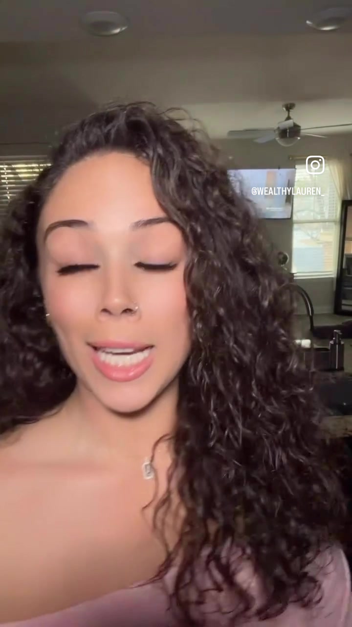 @wealthylauren_