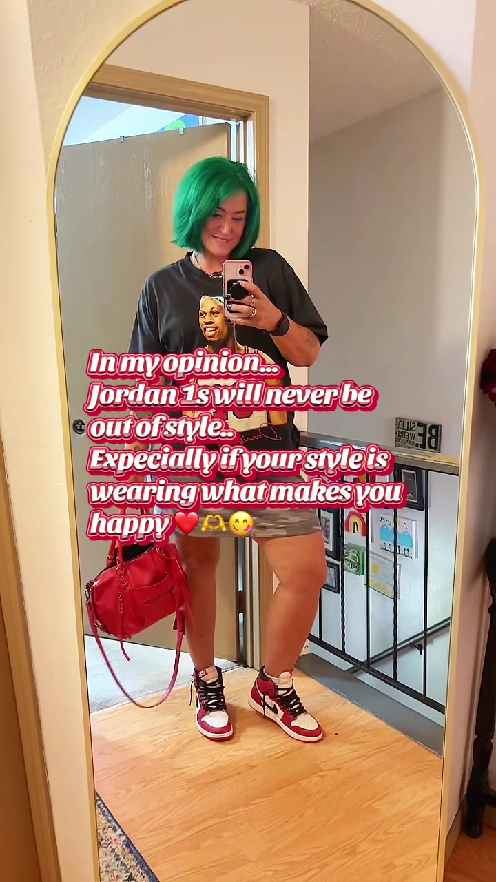@elliethesneakermom
