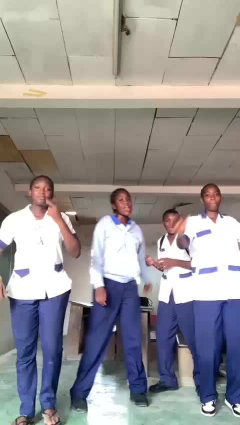 @👩🏽🦰!