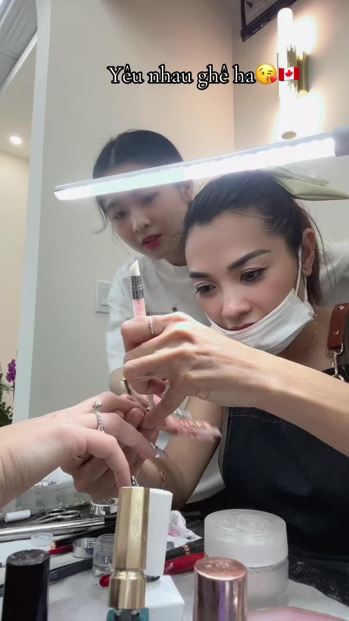@KimmieNails🇻🇳&hearts;️🇨🇦Tấu H&agrave;i😜