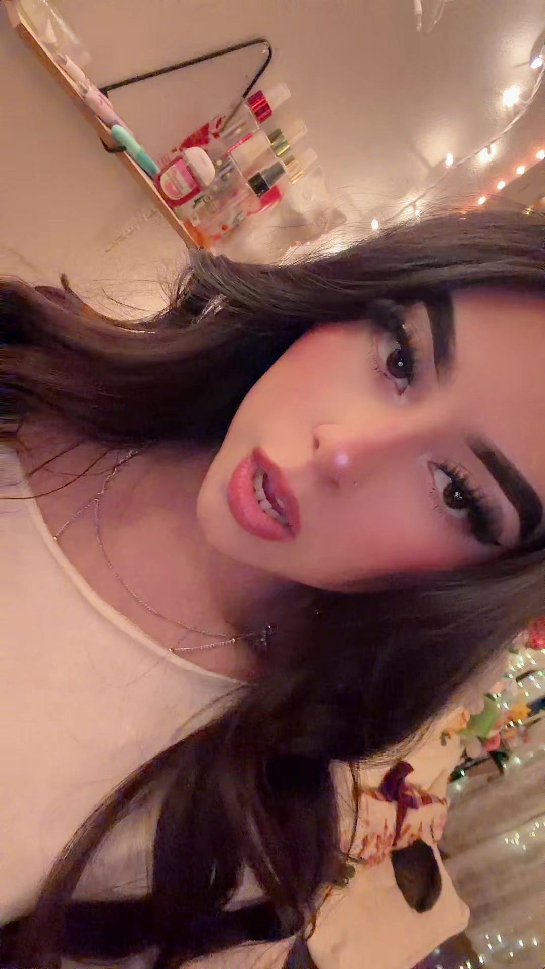 @Vaniafloresシ