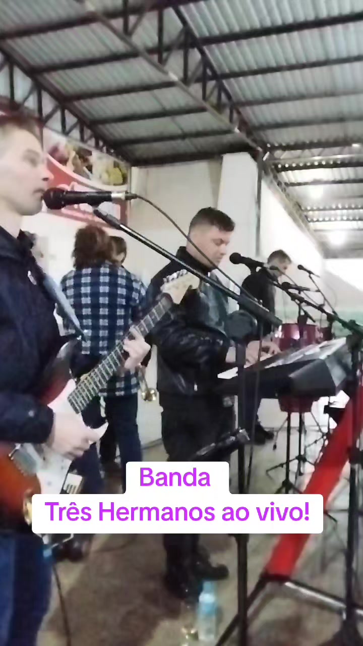 @Tr&ecirc;s Hermanos