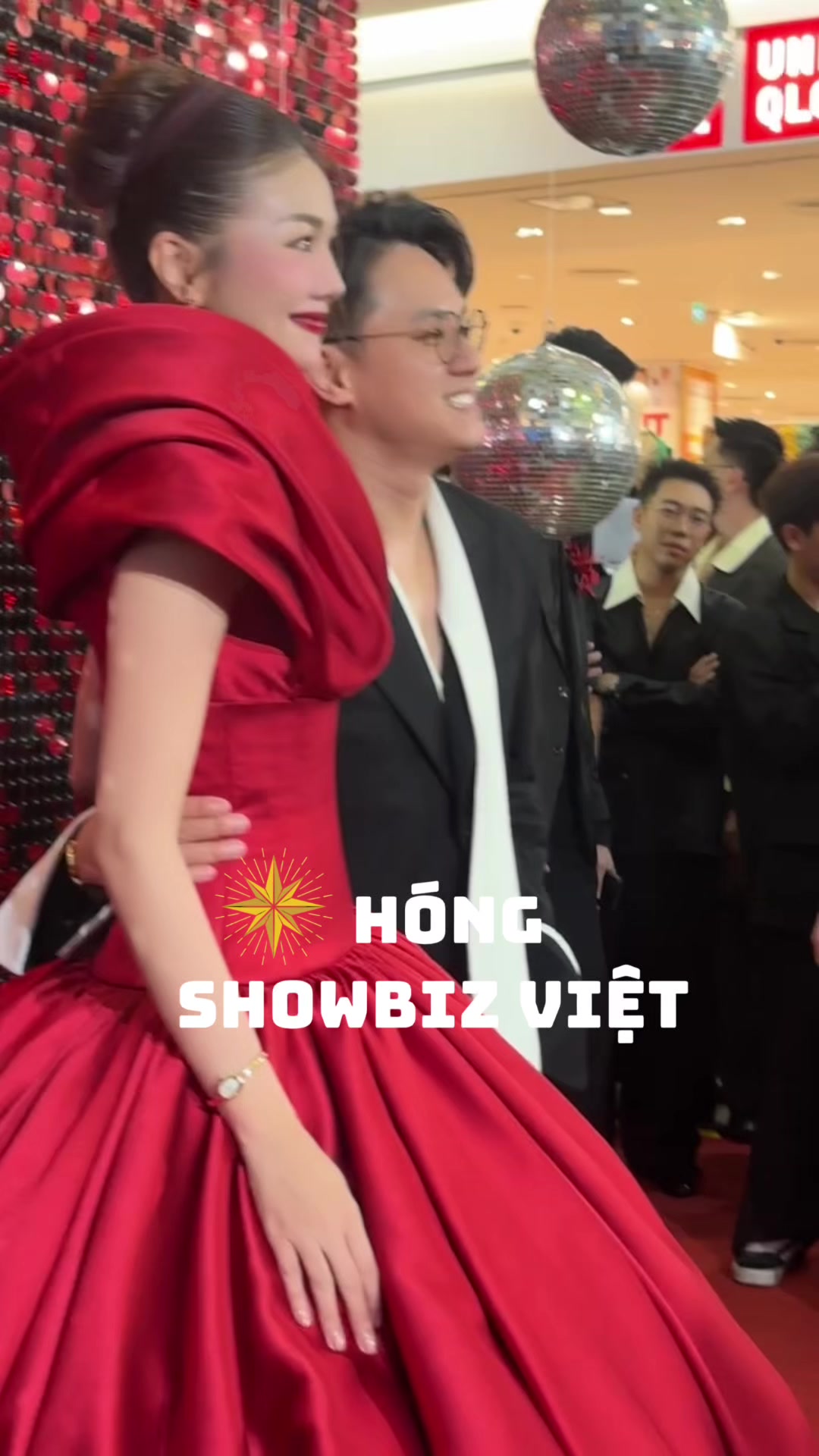 @H&oacute;ng Showbiz Việt