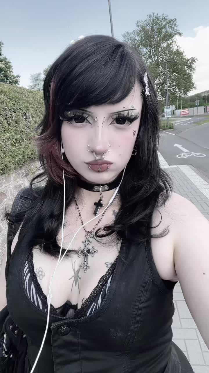 @lari ૮ ․ ․ ྀིა