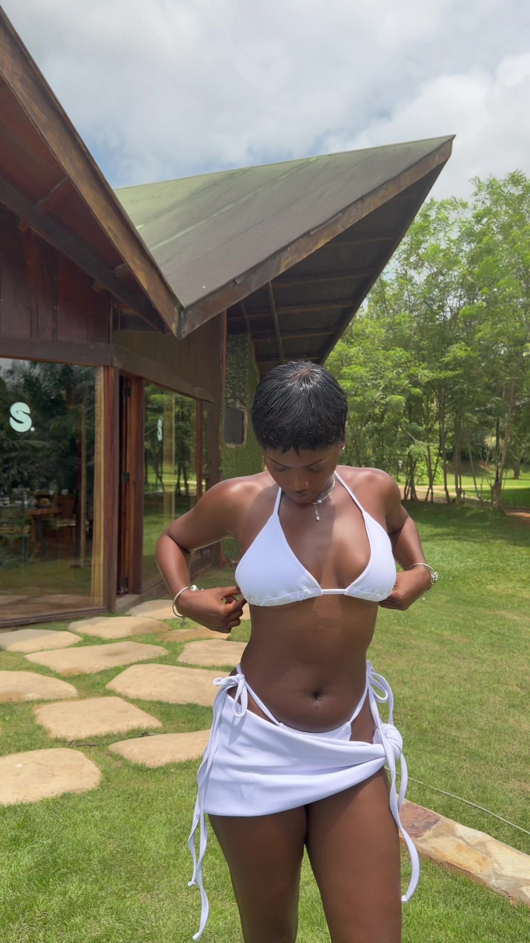 @ewuramabiney_