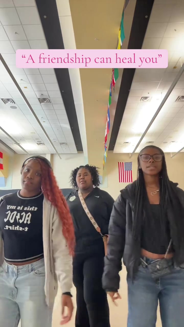 @👩🏽🦰