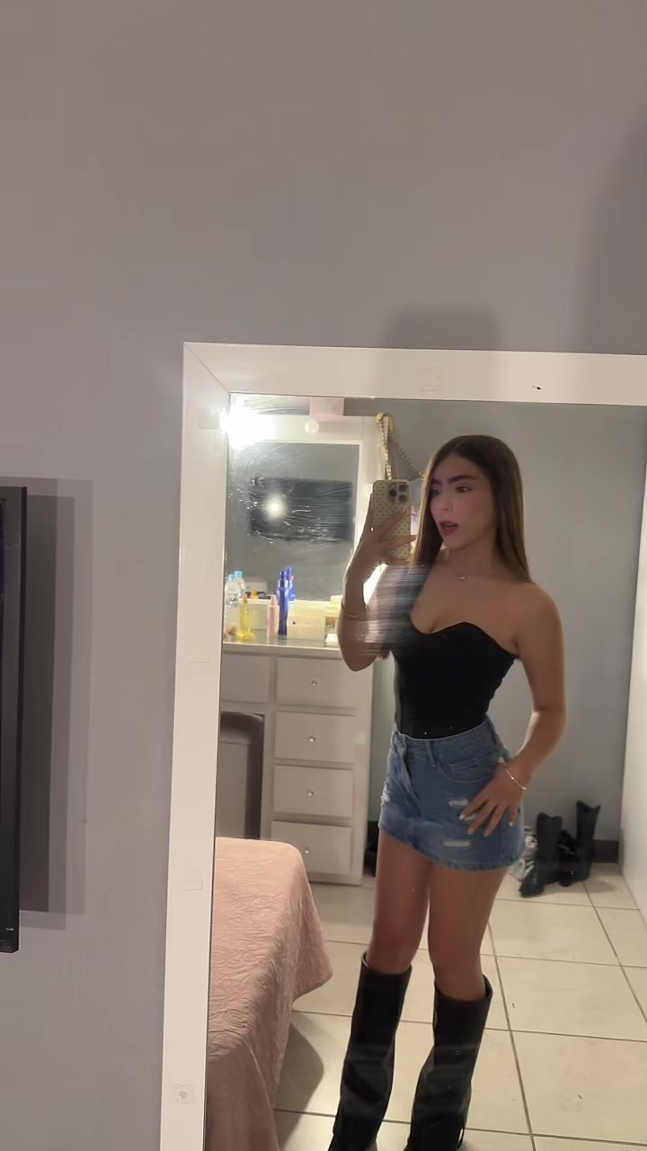 @_andreaalizee_