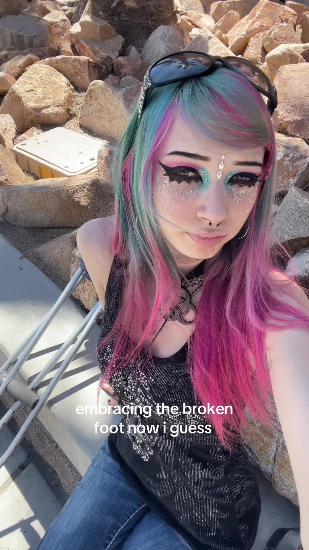 @Weird chick wit pink hair