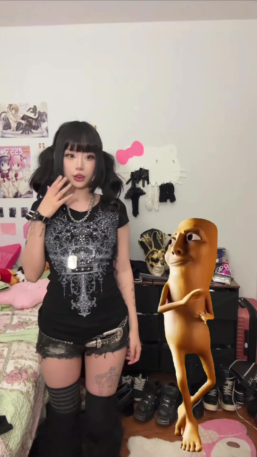@>_<