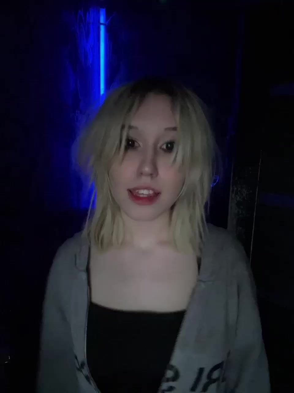@)