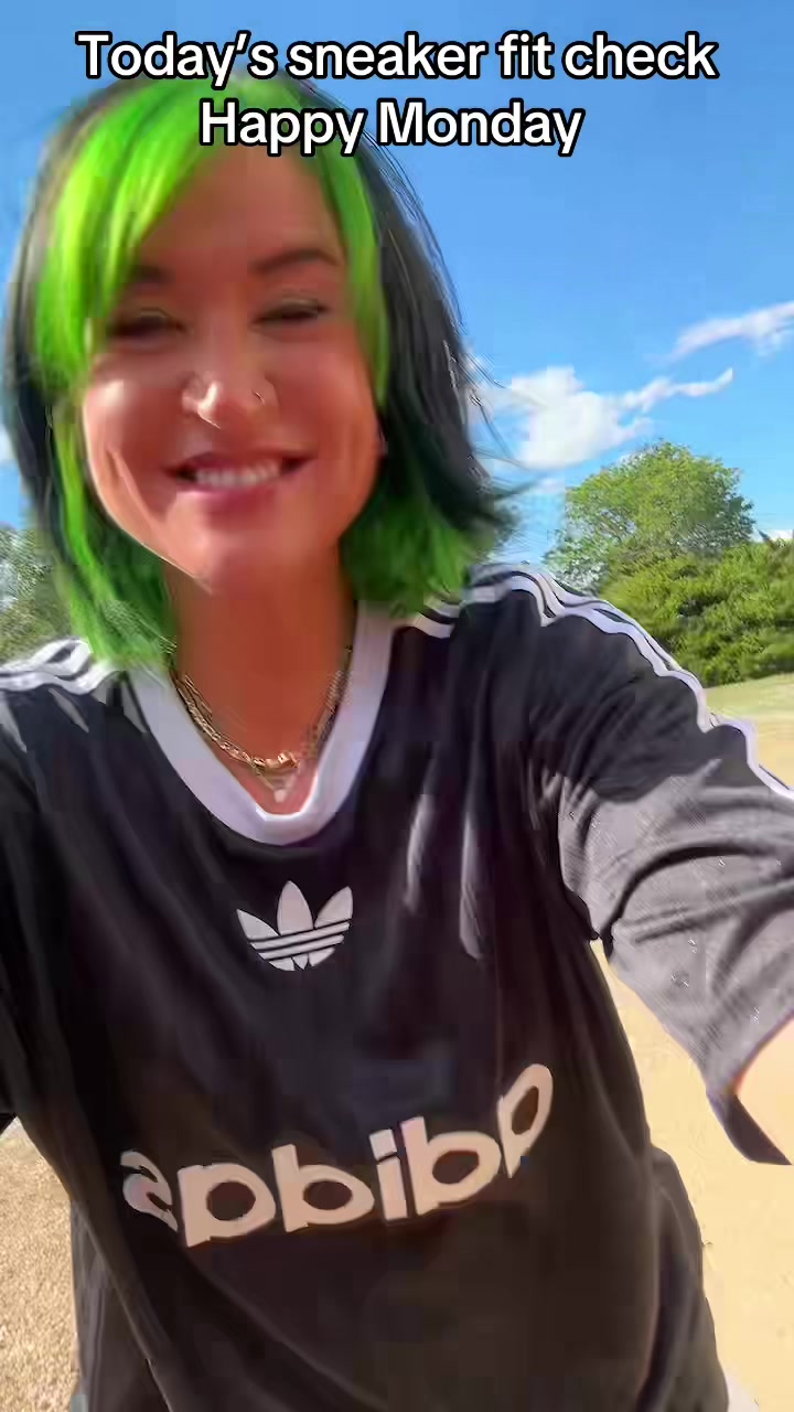 @elliethesneakermom