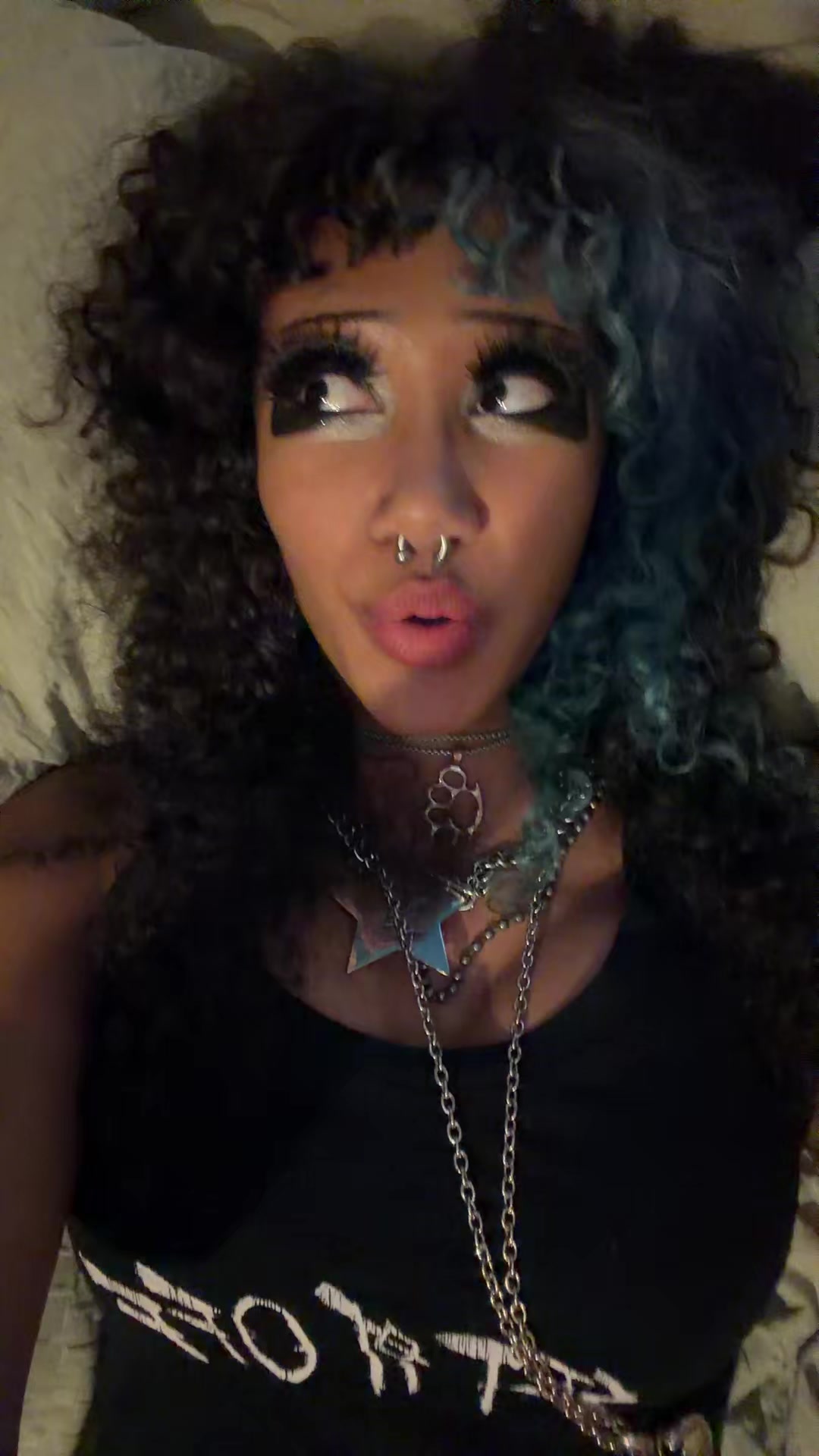 @>_<