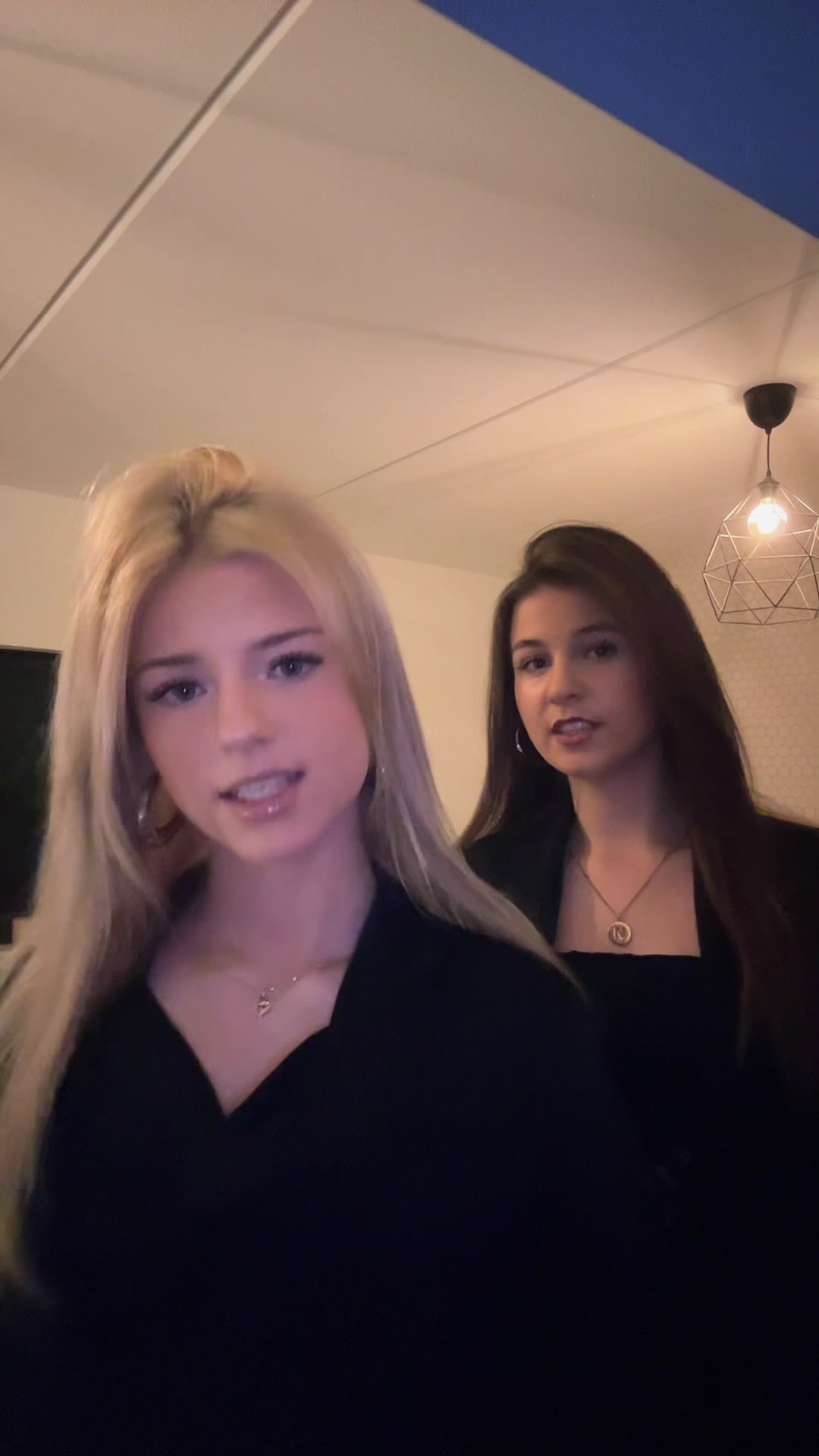 @𝐯𝐥𝐢𝐧𝐫𝐨𝐨𝐝𝐡𝐮𝐢𝐳𝐞𝐧