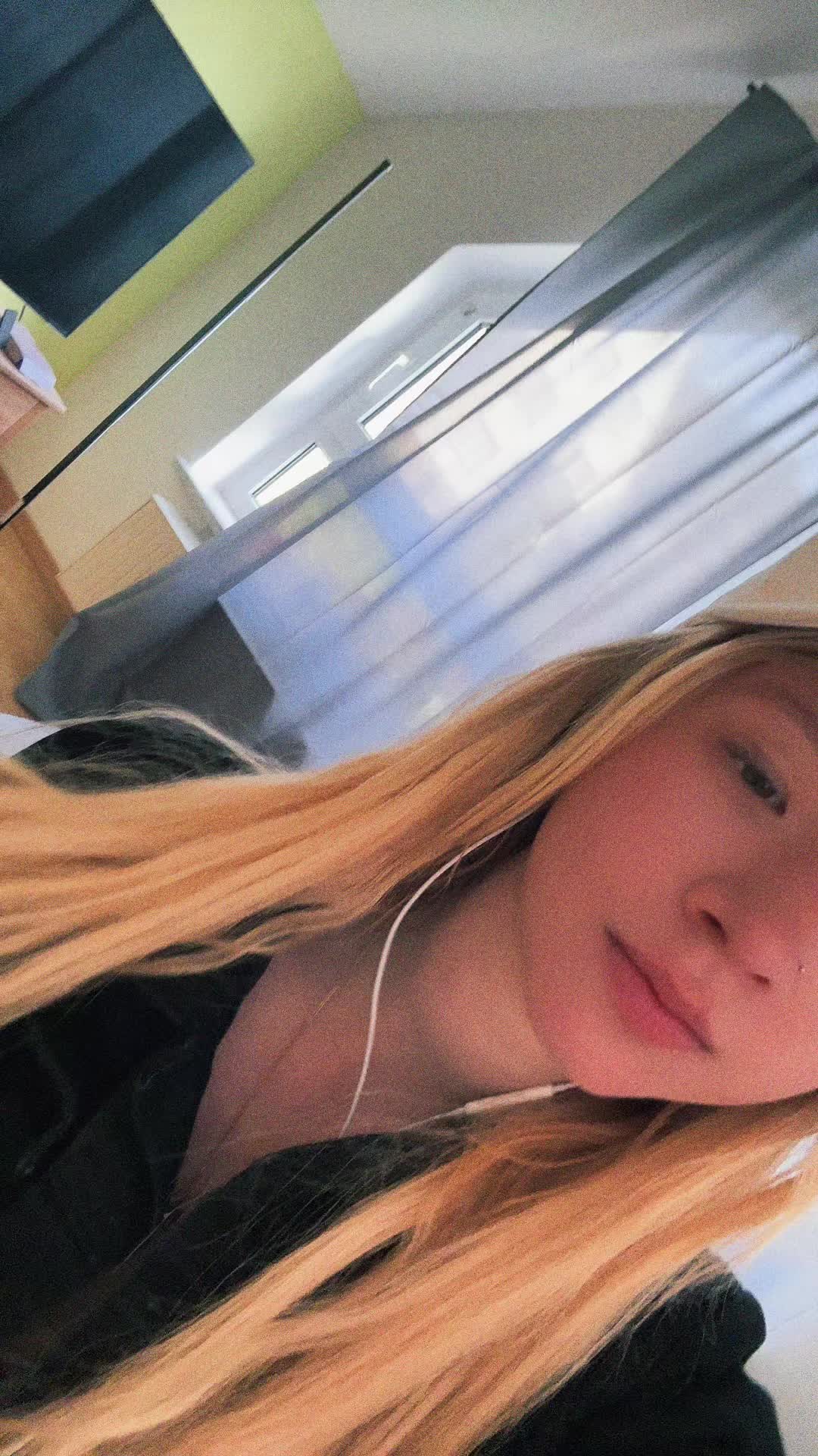 @Laura 🖤 🧸