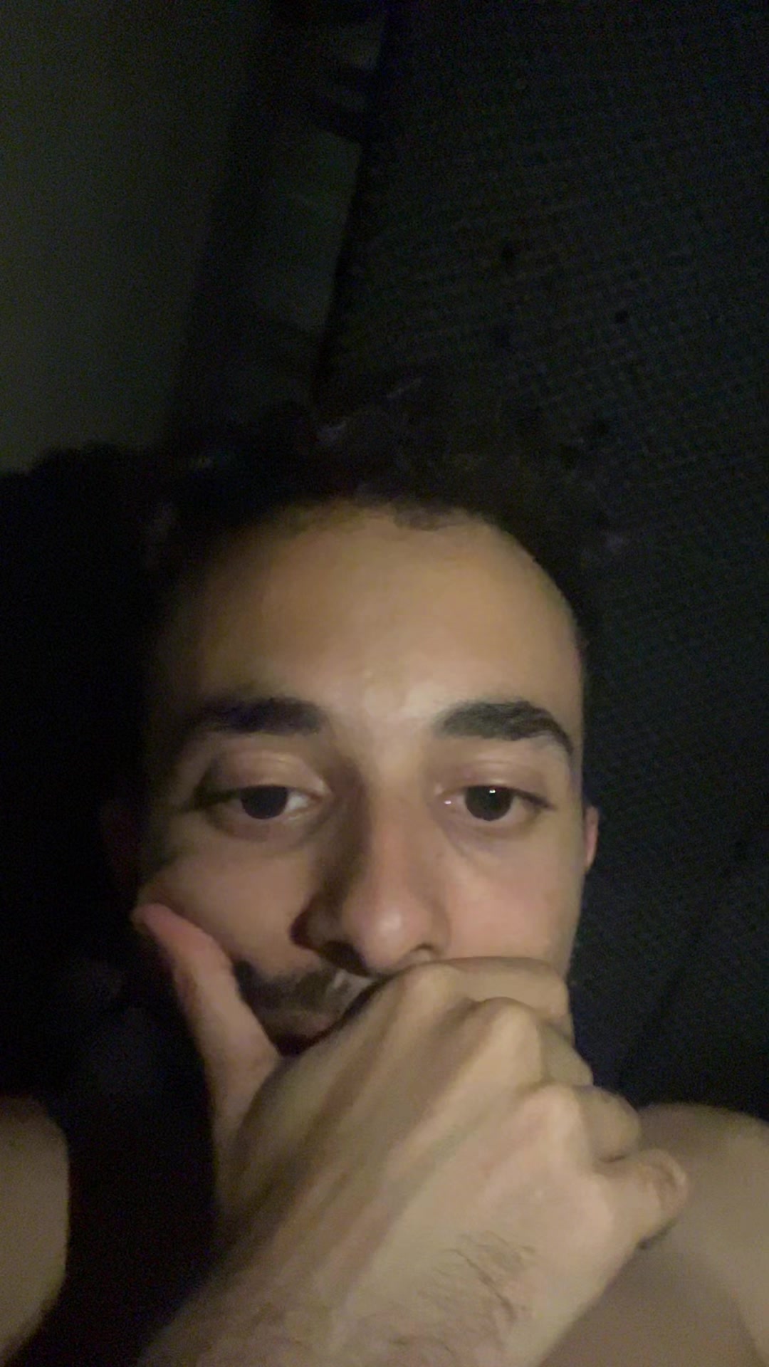 @•
