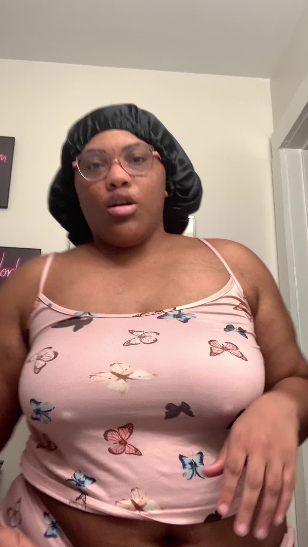 @Queen V33 Cosmetics