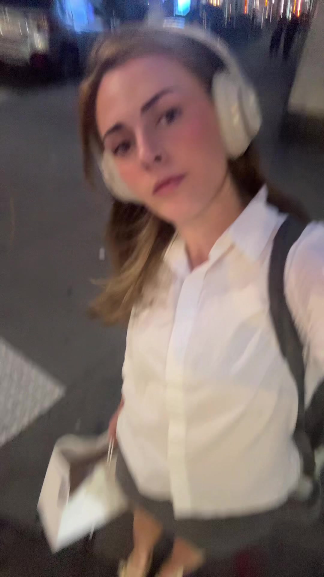 @🧍🏼&zwj;♀️