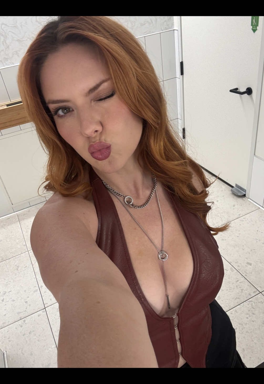 @sarahwinesalot